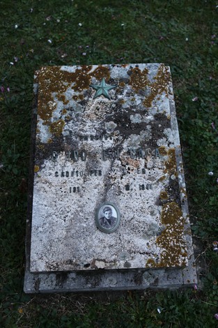 Lapide commemorativa al Sacrario dei partigiani pratesi, in onore dei caduti per la libertà.