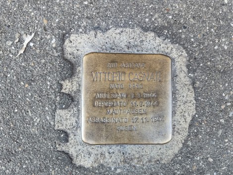 Pietra d'inciampo commemorativa dedicata a Vittorio Casnati, con informazioni sulla sua vita e persecuzione.