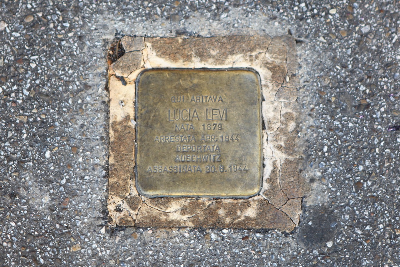Pietra d'inciampo dedicata a Lucia Levi, vittima dell'Olocausto, in memoria della sua storia e del suo sacrificio.