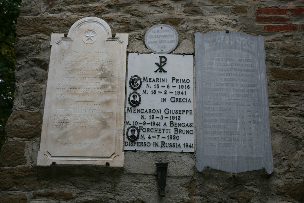Lapide commemorativa con nomi di caduti e dati storici, situata a Valecchie.