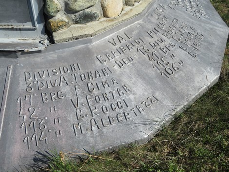 Monumento commemorativo alle brigate partigiane, simbolo di resistenza e lotta per la libertà.