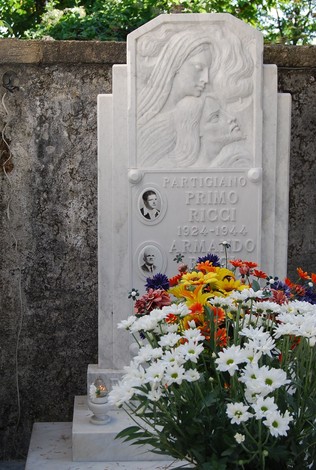 Tomba di Ricci, decorata con fiori, che commemora Primo Ricci, partigiano del 1924-1944.
