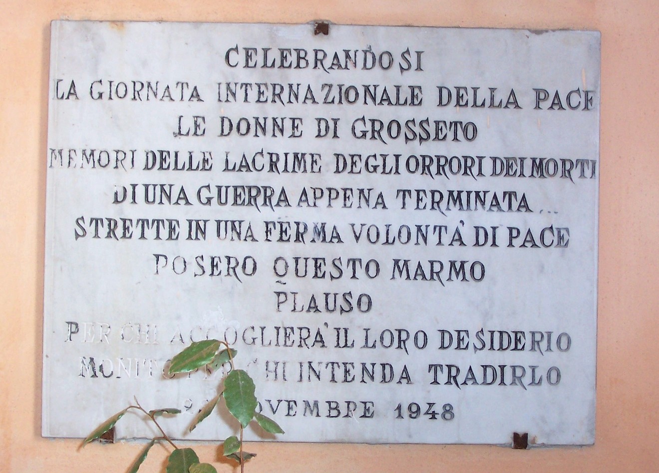 Lapide commemorativa dedicata alle donne di Grosseto, in memoria delle vittime di guerra. Novembre 1948.