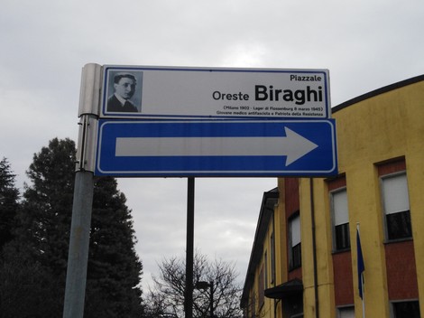 Targa stradale dedicata a Oreste Biraghi, con indicazione della direzione verso Piazzale Biraghi.