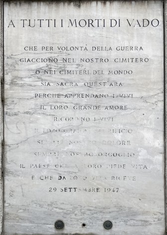 Monumento commemorativo ai caduti di Vado, dedicato alla memoria di coloro che hanno perso la vita in guerra.