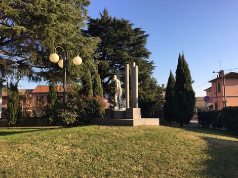 Monumento ai Martiri per la Libertà, simboleggia il sacrificio e la lotta per la libertà in un contesto urbano.