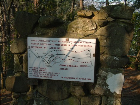 Monumento al Parco della Resistenza del Monte Brugiana, che ricorda eventi storici della Seconda Guerra Mondiale.