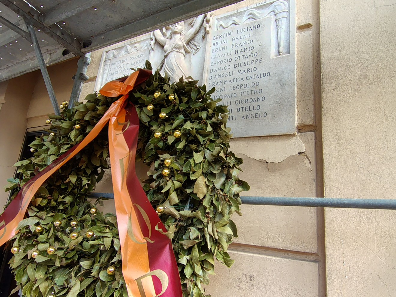 Lapide commemorativa con corona di alloro in onore dei caduti per la libertà a Tor Pignattara.