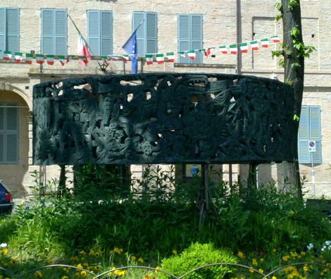 Monumento ai Caduti, un'opera commemorativa immersa nel verde, simboleggia il ricordo e il rispetto per i defunti.