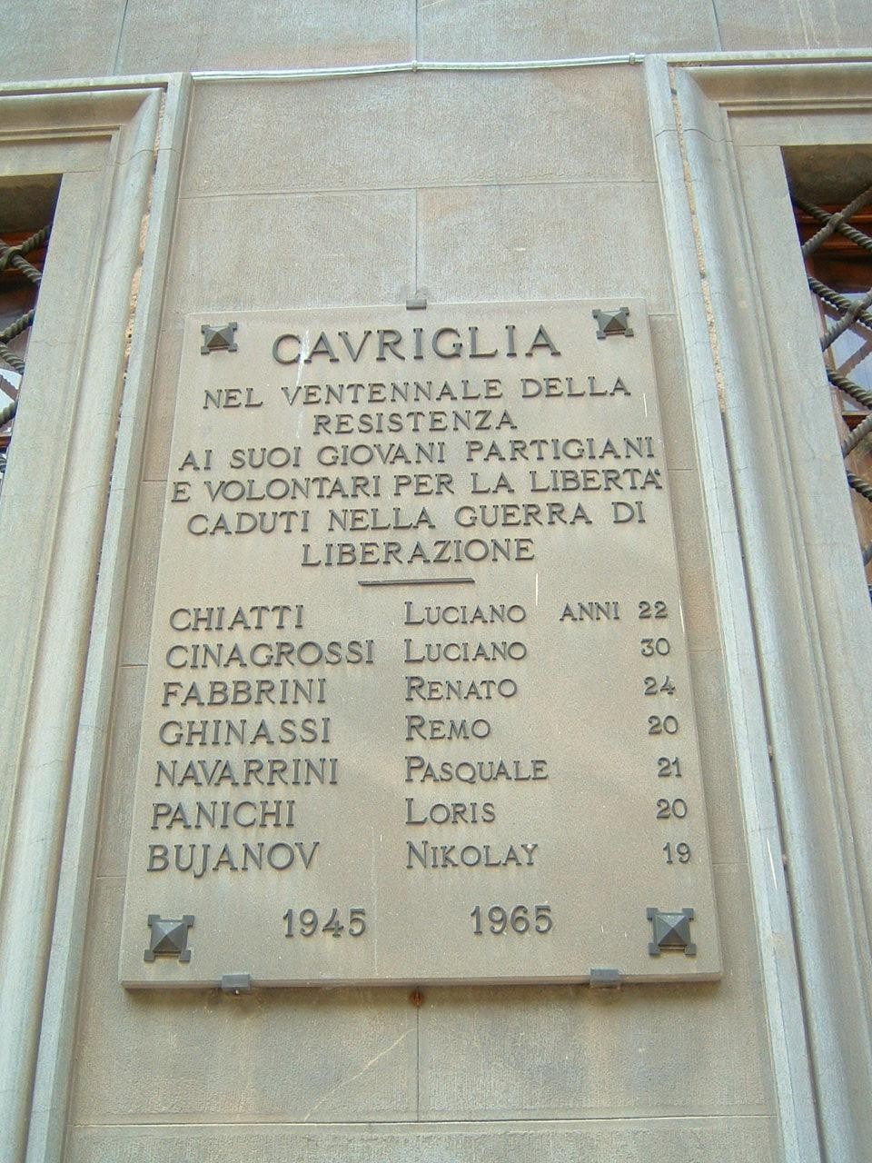 Lapide commemorativa che celebra il ventennale della Resistenza a Cavriglia, onorando i caduti per la libertà.