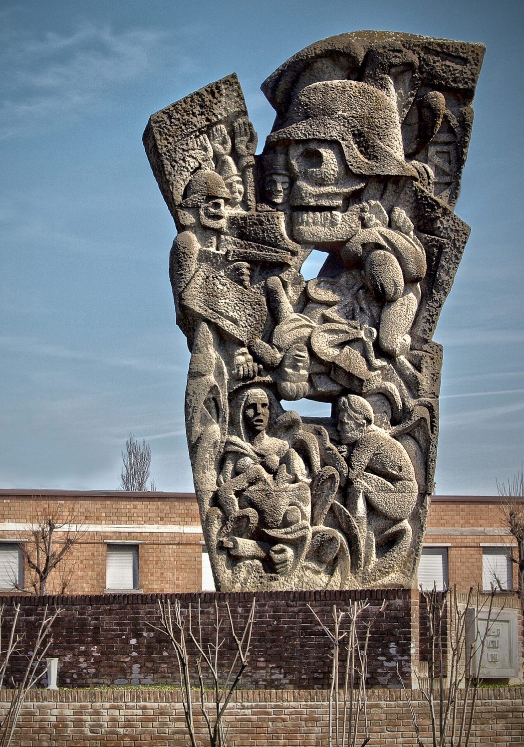 Monumento ai caduti di Campogalliano, un commemorativo scultoreo che ricorda le vittime delle guerre.