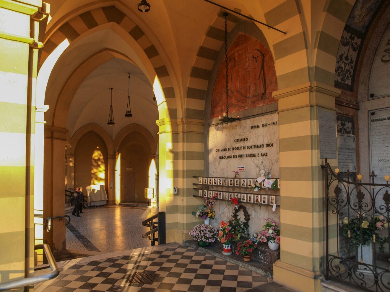 Sacrario dei caduti a Carpi, un luogo dedicato alla memoria e al rispetto per coloro che hanno lottato per la libertà.