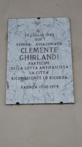 Lapide commemorativa dedicata a Clemente Ghirlandi, riconosciuta per il suo contributo alla lotta antifascista.