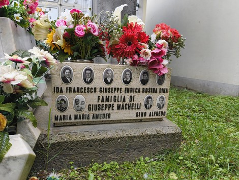 Monumento commemorativo con fiori artificiali per onorare i caduti della Creda.