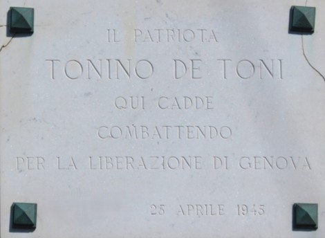 Lapide commemorativa dedicata a Tonino De Toni, patriota caduto per la liberazione di Genova.