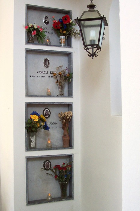 Cappella dei Caduti Partigiani: memoria e omaggio ai valorosi, con nicchie decorate e lanterna illuminata.