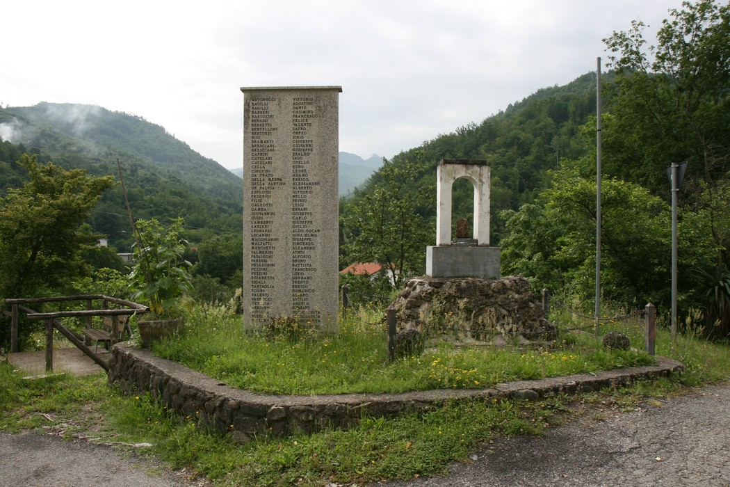 Monumento del ponte di Bardine, un tributo in memoria all’importanza storica e culturale della zona.