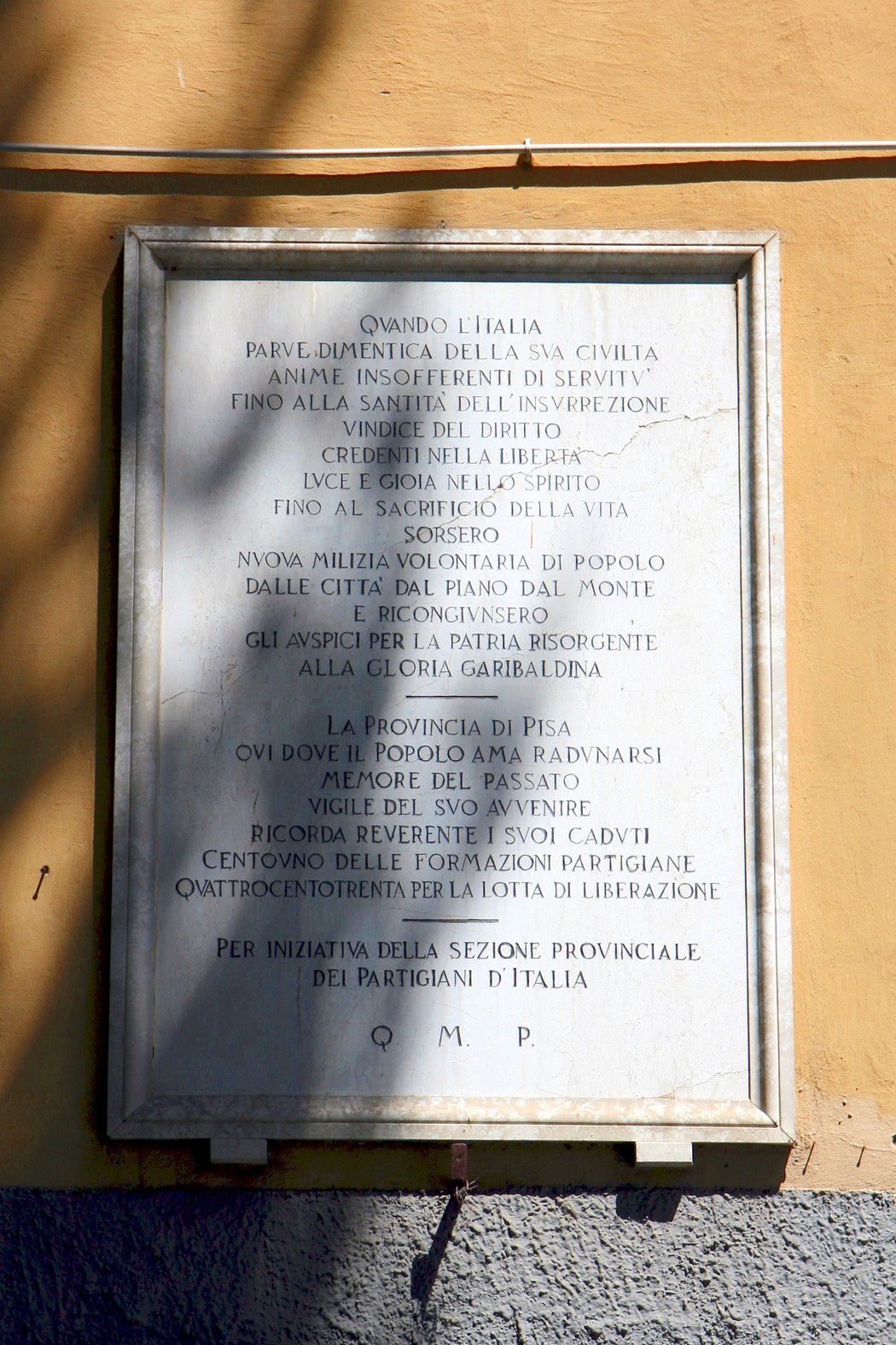 Lapide commemorativa dedicata ai caduti della guerra di Liberazione, situata nella provincia di Pisa.