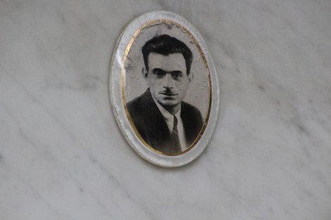 Ritratto di un uomo incastonato in una cornice su un monumento, dedicato ai caduti per la Liberazione.