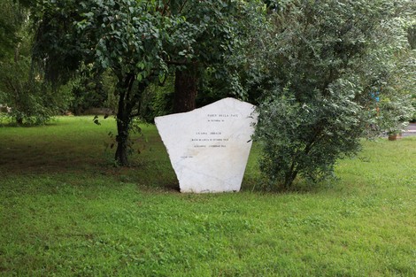 Monumento a Urbach, un'opera artistica immersa nel verde, simbolo di memoria e riflessione.