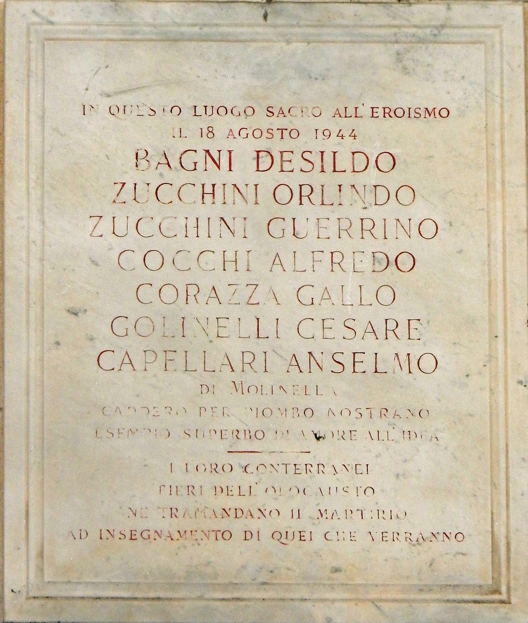 Lapide commemorativa dedicata ai fucilati della Montagnola, con nomi e date di eventi storici significativi.