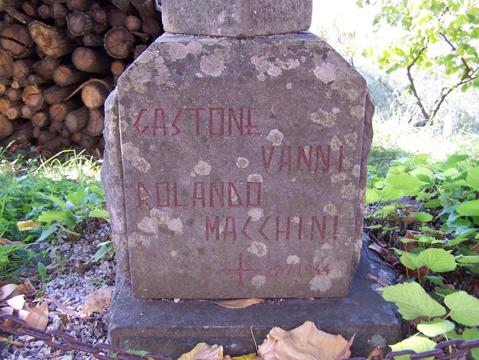 Cippo di Vellano, monumento che ricorda Vanni Rolando Macchini, immerso nella natura circostante.