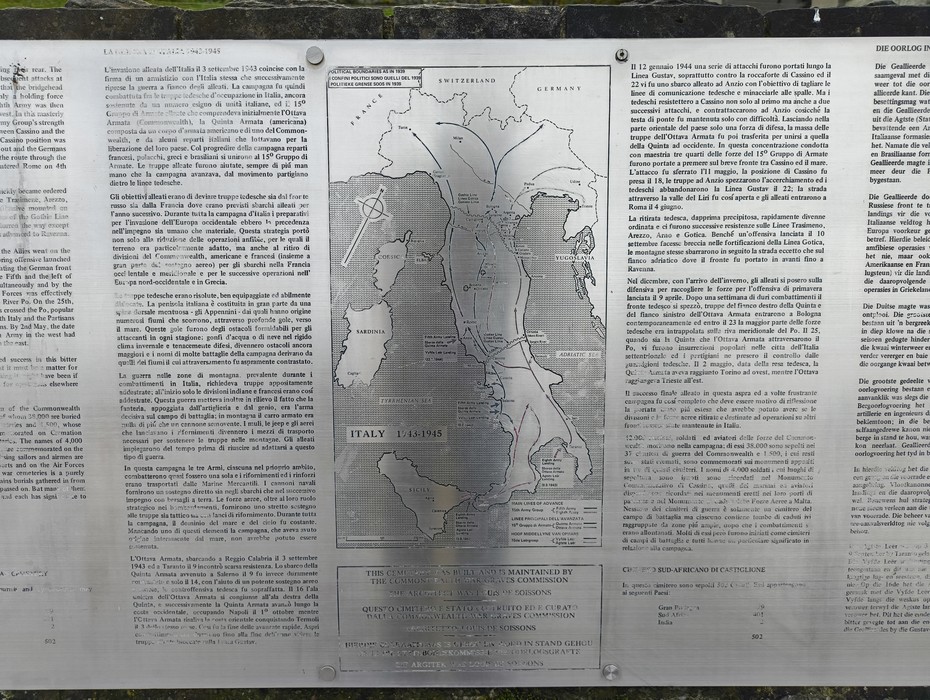 Cimitero di guerra sudafricano con mappe e informazioni storiche sui conflitti in Italia.