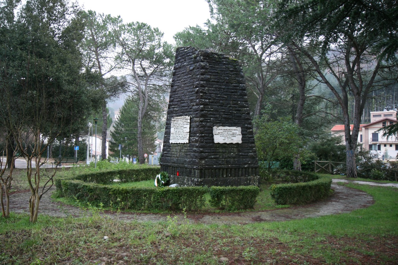 Monumento alla Resistenza, dedicato ai caduti, circondato da un tranquillo giardino e alberi.