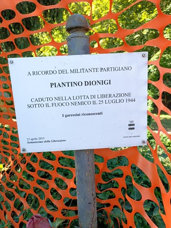 Targa commemorativa dedicata a Piantino Dionigi, partigiano caduto nella lotta di liberazione il 25 luglio 1944.