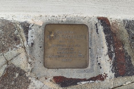 Pietra d'inciampo dedicata a Pasqualetti, commemorativa di eventi storici e persone significative.