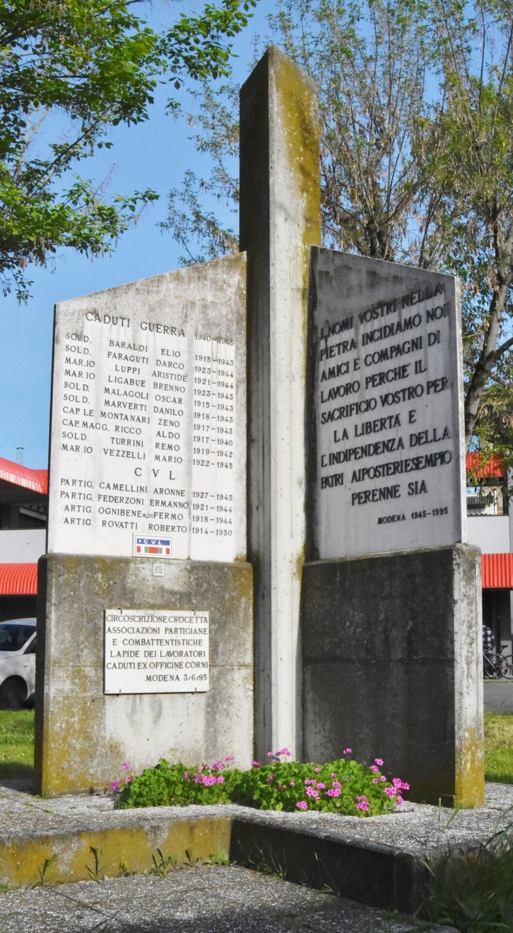 Stele commemorativa ai caduti delle ex Officine Corni, con nomi e date in memoria dei defunti.