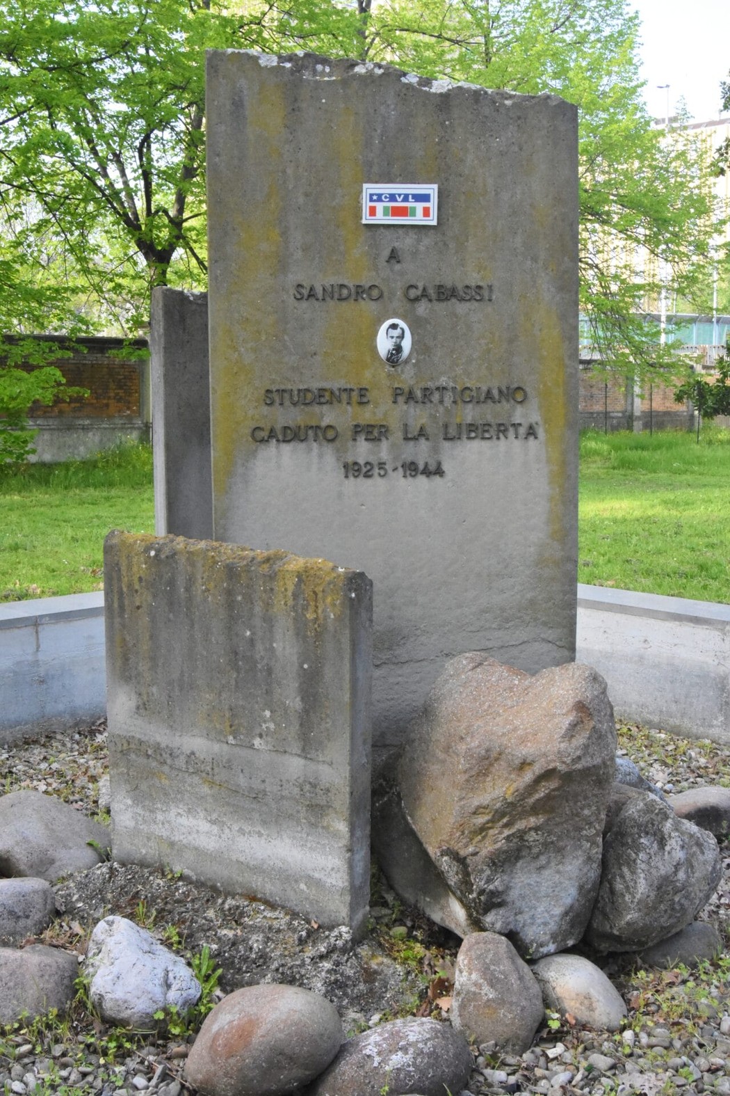 Monumento a Cabassi, in ricordo di Sandro Cabassi, studente partigiano caduto per la libertà.