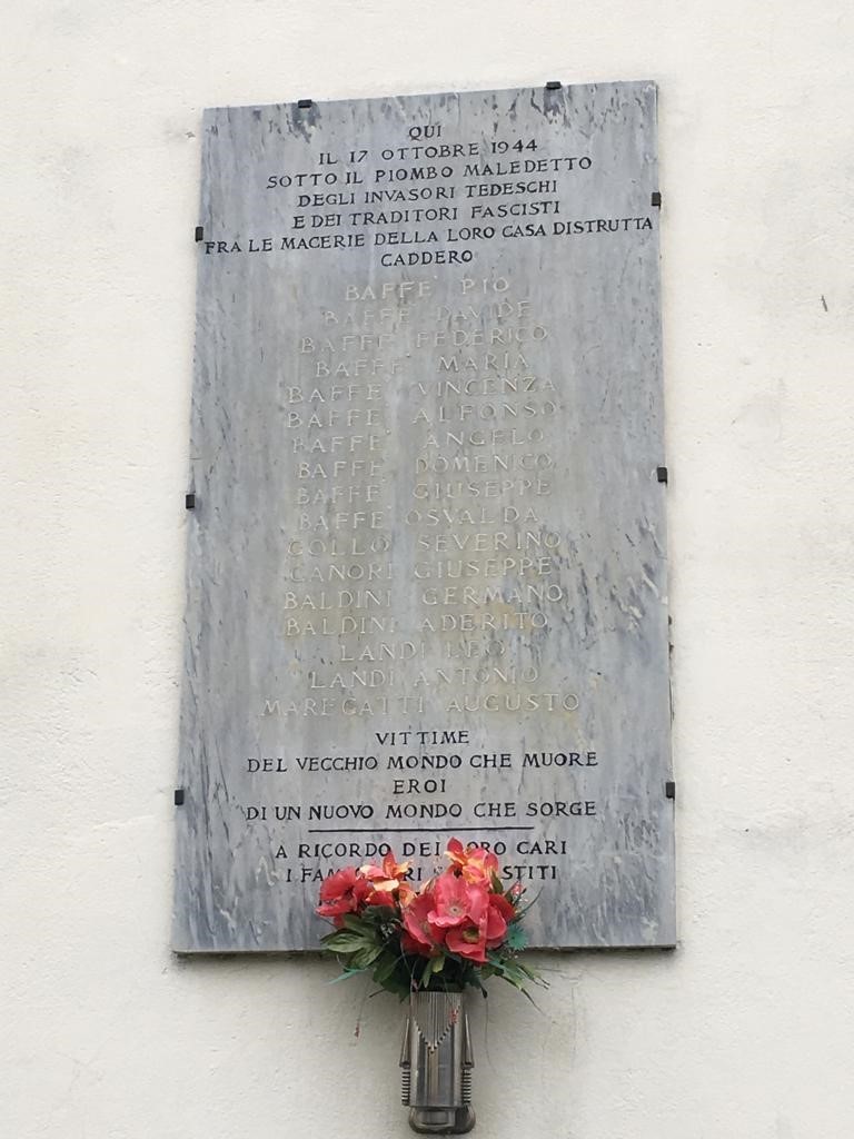 Lapide commemorativa dedicata alla famiglia Baffè, vittime del fascismo il 12 ottobre 1944.