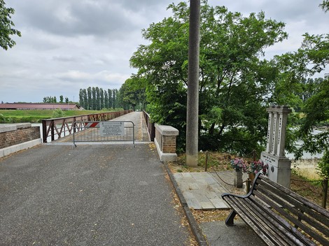 Ponte chiuso con barriera, panchina in legno e verde circostante, verso il fiume a Bocci, Piazza e Meda.