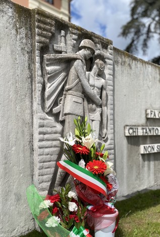 Monumento ai caduti per la libertà di San Venanzio, decorato con fiori e sculture commemorative.
