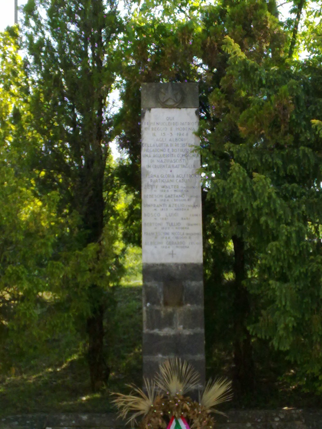 Monumento ai Caduti Partigiani di Cerrè Sologno, commemorazione della resistenza e onore ai caduti.