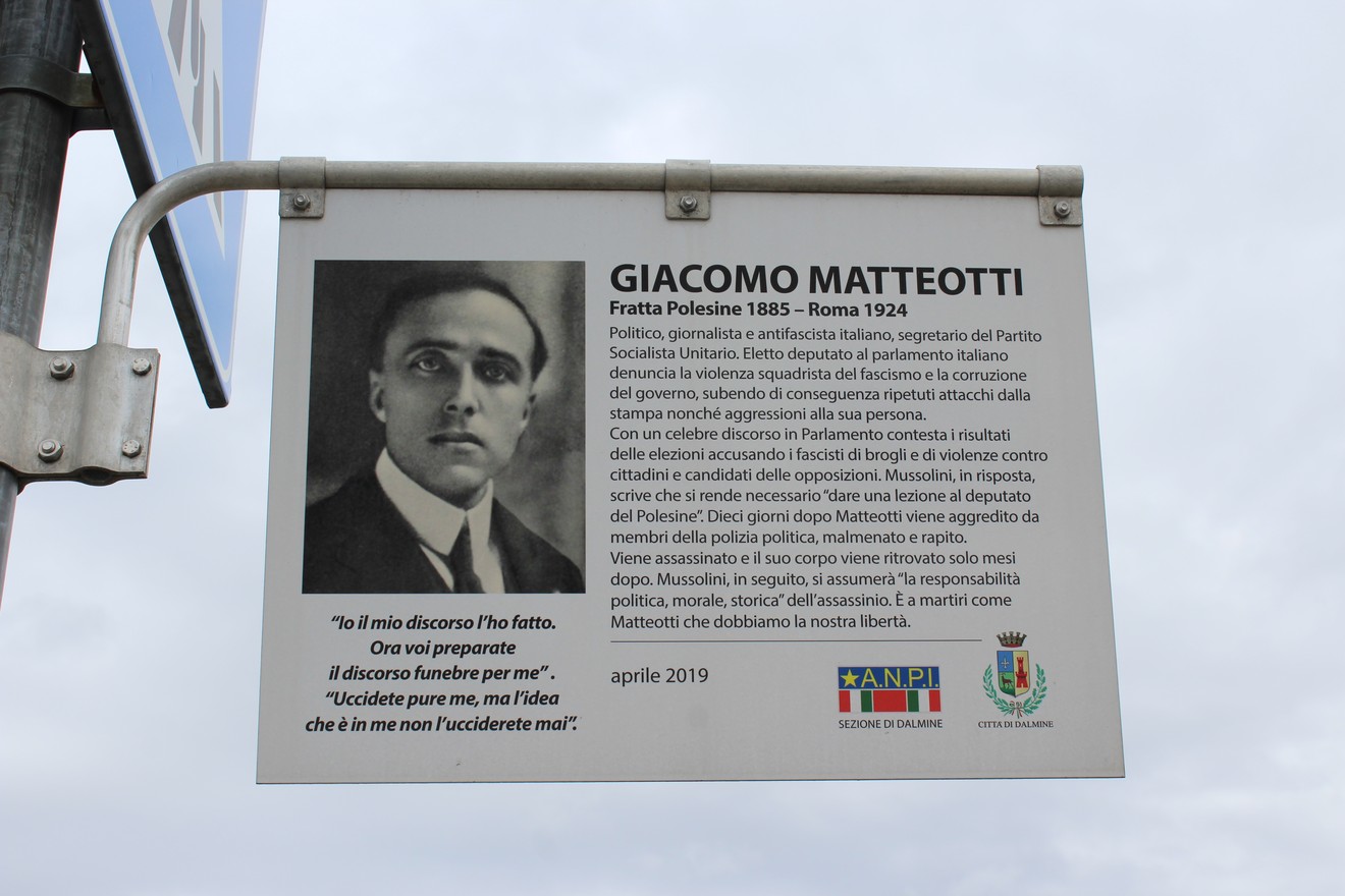 Targa commemorativa dedicata a Giacomo Matteotti, politico italiano, con brevi informazioni sulla sua vita e opere.