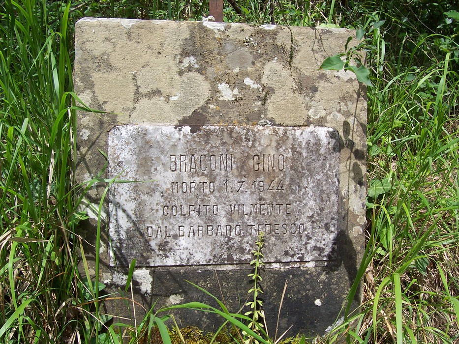 Cippo commemorativo a Braconi, dedicato alla memoria di un evento storico. Nature e vegetazione circostante.