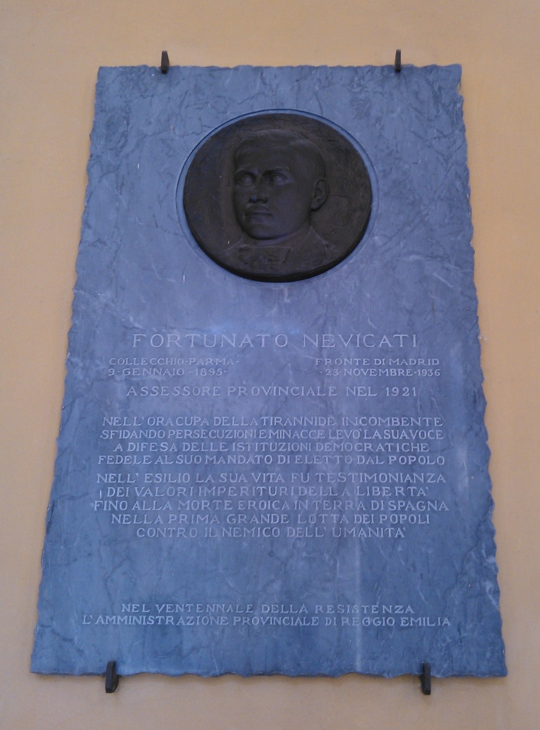 Lapide commemorativa dedicata a Fortunato Nevicati, situata in Reggio Emilia, in memoria del suo contributo.