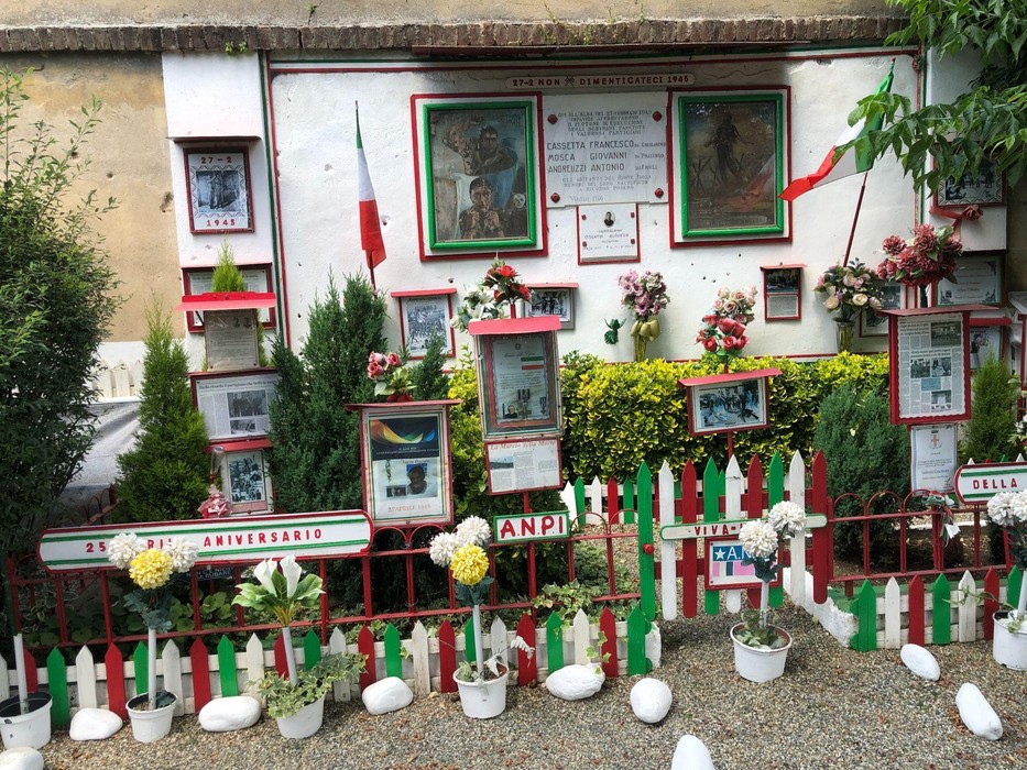 Monumento commemorativo con foto e fiori, dedicato a Cassetta, Mosca, Andreuzzi e Visentin.
