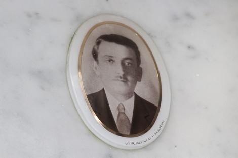 Ritratto di un uomo incastonato in un memoriale dedicato ai caduti per la Liberazione.