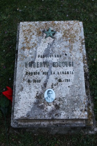 Pietra commemorativa al Sacrario dei partigiani pratesi, in onore dei caduti per la libertà e la giustizia.