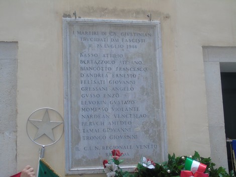 Lapide commemorativa dedicata ai martiri di Ca' Giustinian, con nomi incisi in memoria delle vittime.