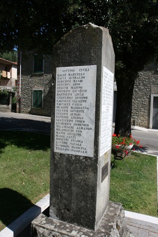 Cippo commemorativo dedicato ai caduti, con incisi i nomi delle vittime civili.
