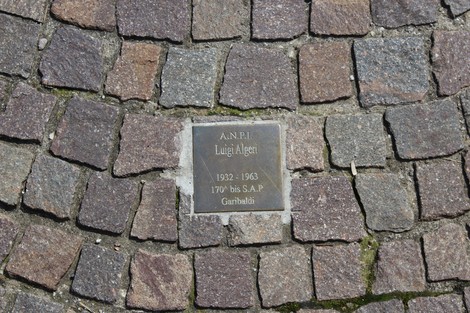 Pietra d'inciampo in memoria di lunghi Algen, partigiano della Seconda guerra mondiale.