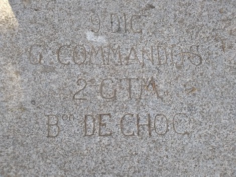 Monumento ai caduti dello sbarco alleato, commemorazione significativa della Seconda Guerra Mondiale.