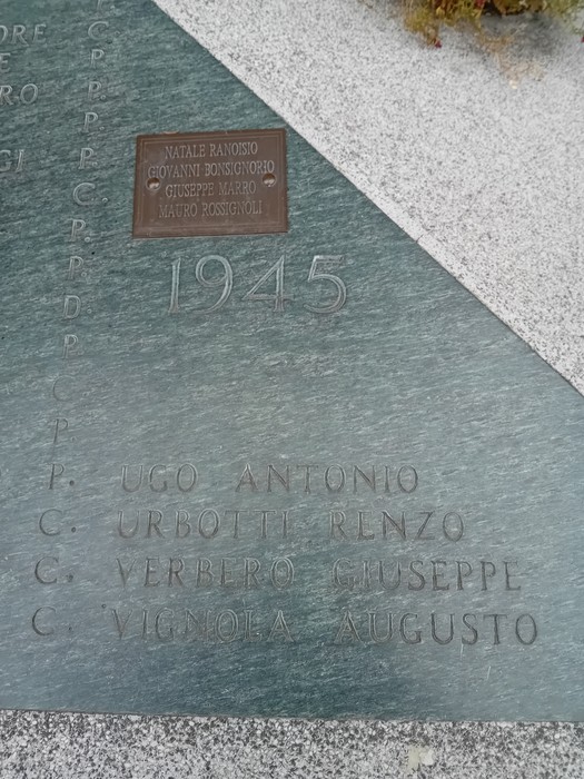 Monumento alla Resistenza, commemorazione di eroi e valori di libertà. Dettagli in pietra e dedica ai caduti.