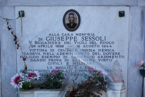 Sepolcro di Giuseppe Sessoli, vittima della Seconda Guerra Mondiale, con omaggi floreali in memoria.