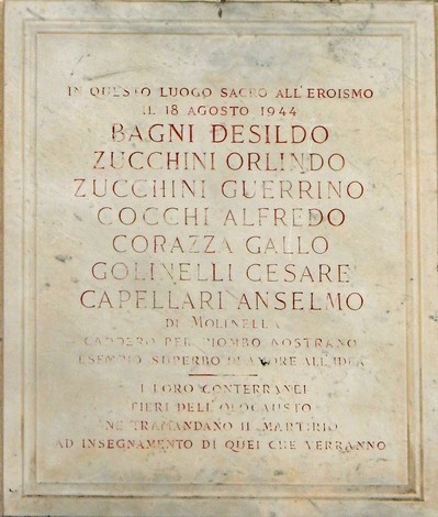 Lapide commemorativa dedicata ai fucilati della Montagnola, con nomi e date di eventi storici significativi.