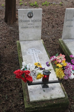 Tombe perpetue dedicate ai caduti per la Libertà, con fiori e lumini nel ricordo.